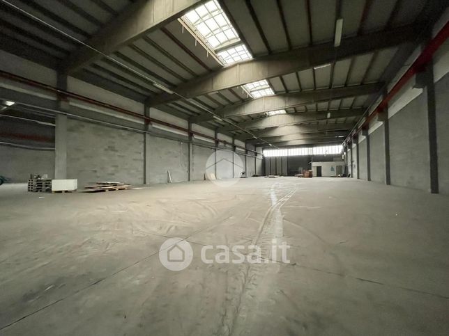 Capannone in commerciale in 