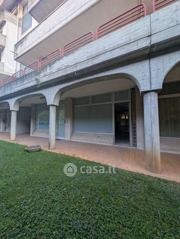 Negozio/locale commerciale in commerciale in Via F. Filzi 10