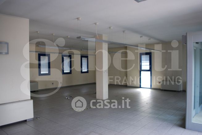 Ufficio in commerciale in Via Spessa