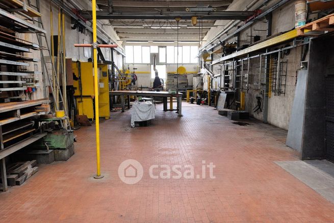 Capannone in commerciale in 