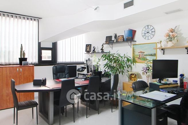 Ufficio in commerciale in Via della Vetraia 7