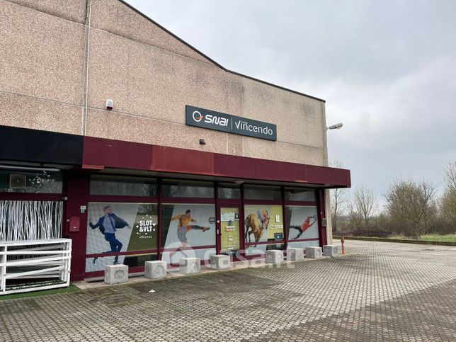 Negozio/locale commerciale in commerciale in Via Enrico Groppi 9