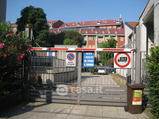 Box/posto auto in residenziale in Via Pellegrino Rossi 93