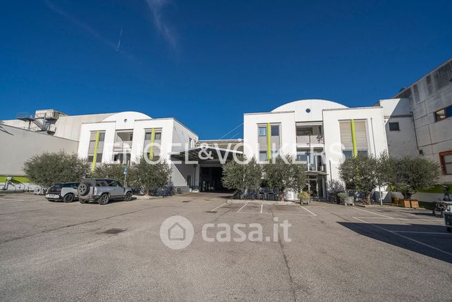 Capannone in commerciale in Via Copernico 7