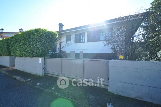 Villa in residenziale in Via Leonardo Da Vinci 35