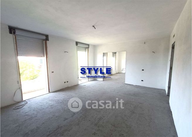 Capannone in commerciale in