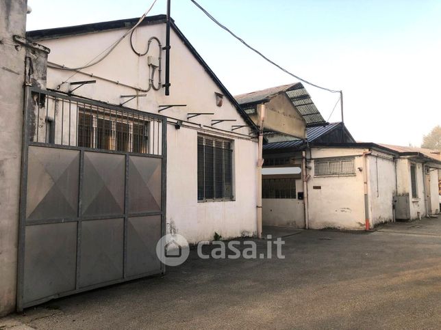 Capannone in commerciale in 