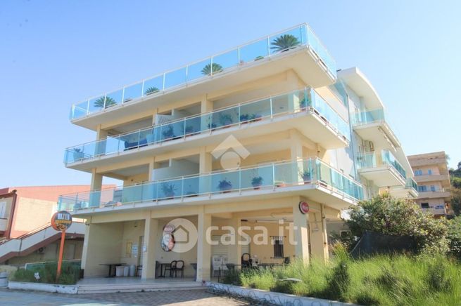 Appartamento in residenziale in Via Lungomare 63