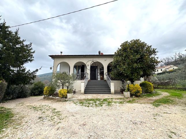 Casa indipendente in residenziale in 