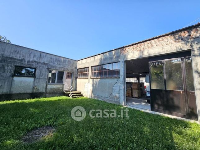 Capannone in commerciale in