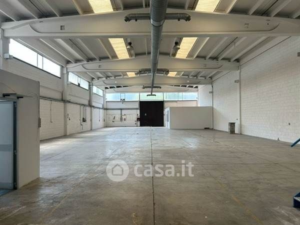Capannone in commerciale in