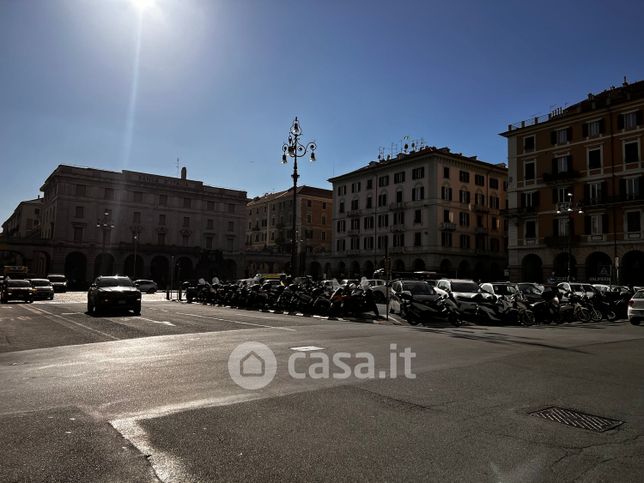 Negozio/locale commerciale in commerciale in Via Nazario Sauro