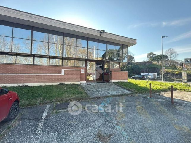 Capannone in commerciale in Via Giuseppe di Vittorio