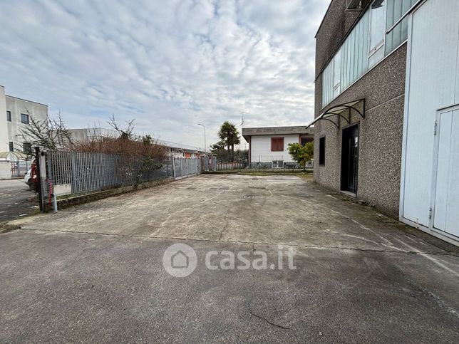 Capannone in commerciale in Via delle Industrie