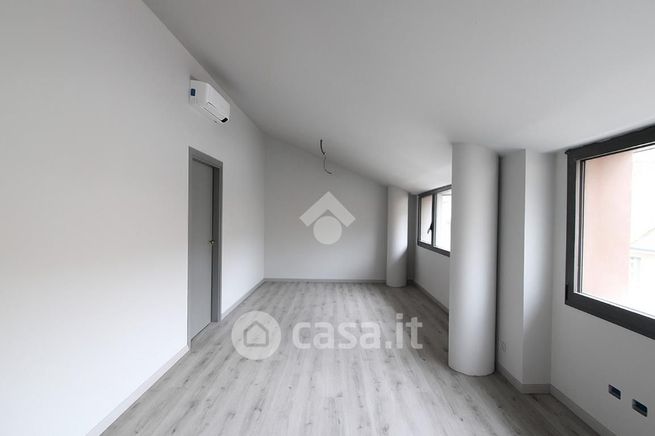 Ufficio in commerciale in Via Cesare Battisti 16