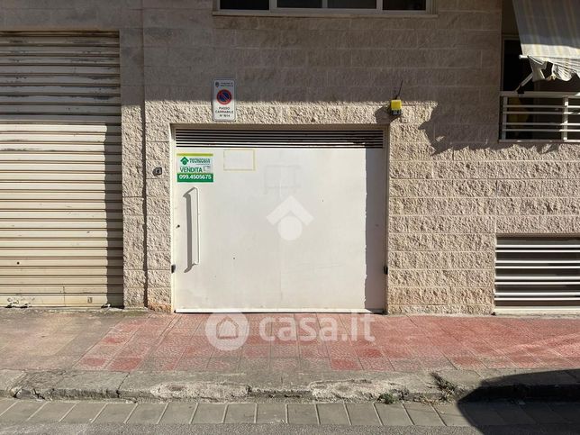Box/posto auto in residenziale in Via Urbino 22