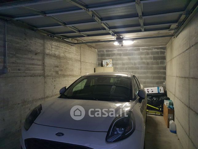Box/posto auto in residenziale in Via Nino Bixio 14
