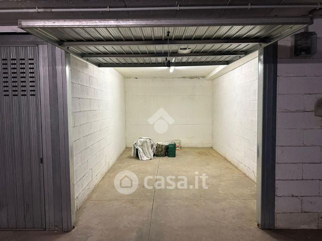 Box/posto auto in residenziale in Viale dei Promontori 269