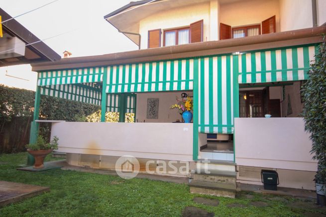 Casa bi/trifamiliare in residenziale in Via GiosuÃ¨ Carducci