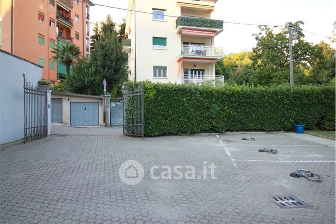 Garage/posto auto in residenziale in Via Gaspare Rosales 11