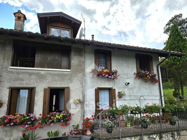 Casa bi/trifamiliare in residenziale in Via Cart 38