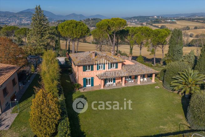 Villa in residenziale in Strada Fabrianese 22
