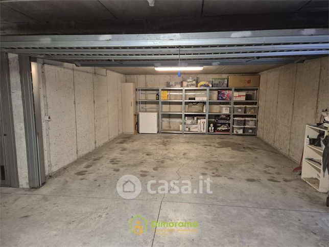 Box/posto auto in residenziale in Via Vimercate 27