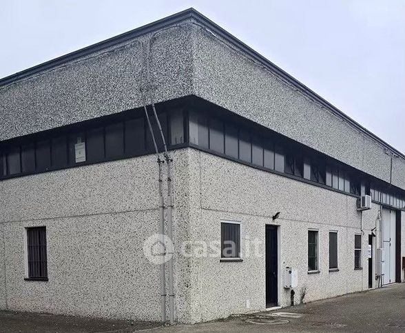 Capannone in commerciale in 