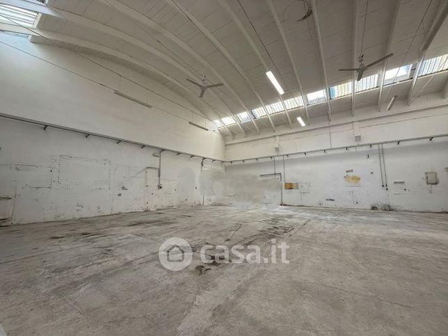 Capannone in commerciale in 