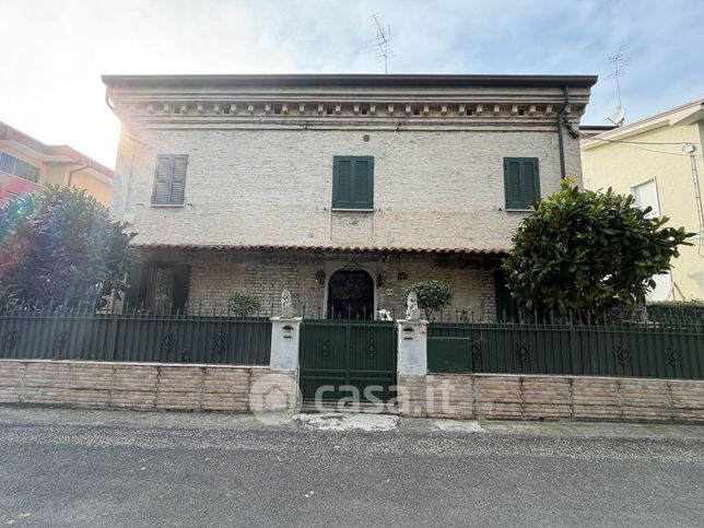 Casa bi/trifamiliare in residenziale in 