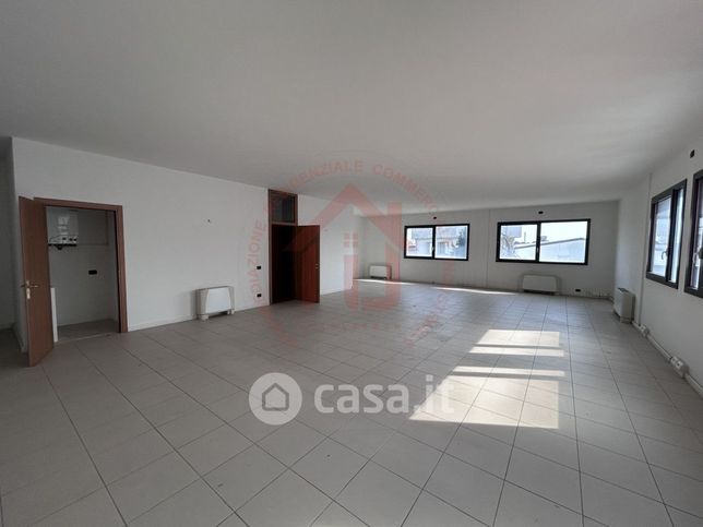 Ufficio in commerciale in 