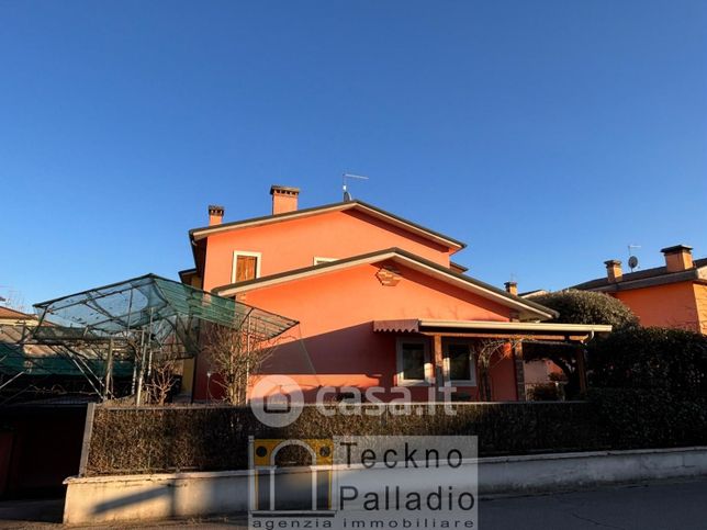 Villa in residenziale in Via XXV Aprile