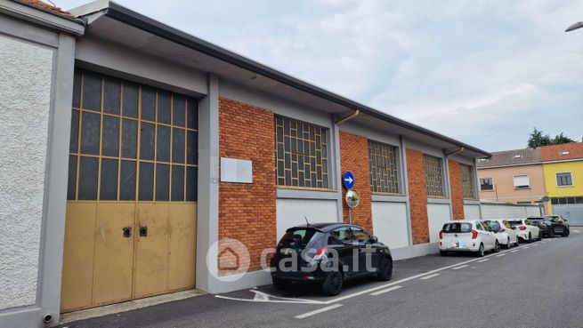 Capannone in commerciale in Via Randaccio 4