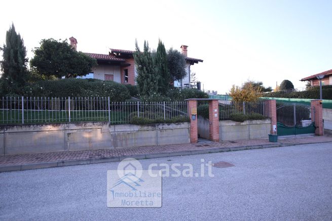 Villa in residenziale in Strada Loreto