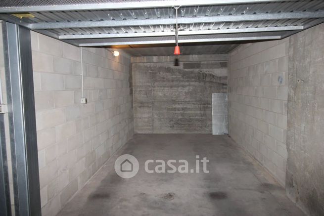 Box/posto auto in residenziale in Via Adelasia 5
