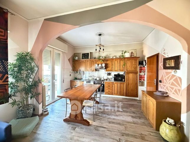 Casa bi/trifamiliare in residenziale in Via Vittorio Alfieri 12