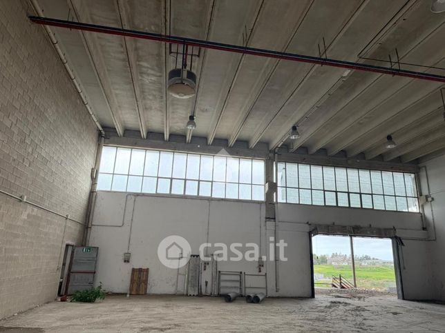 Capannone in commerciale in Via Campobello 36