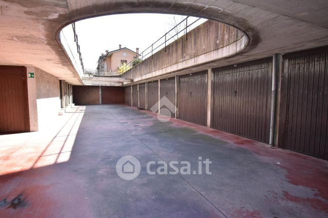 Box/posto auto in residenziale in Via I Maggio 11
