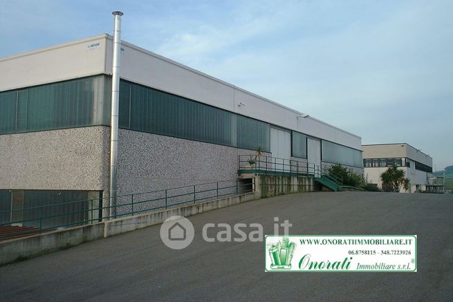 Capannone in commerciale in Via Lago Dei Tartari