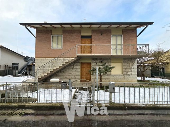Casa indipendente in residenziale in 