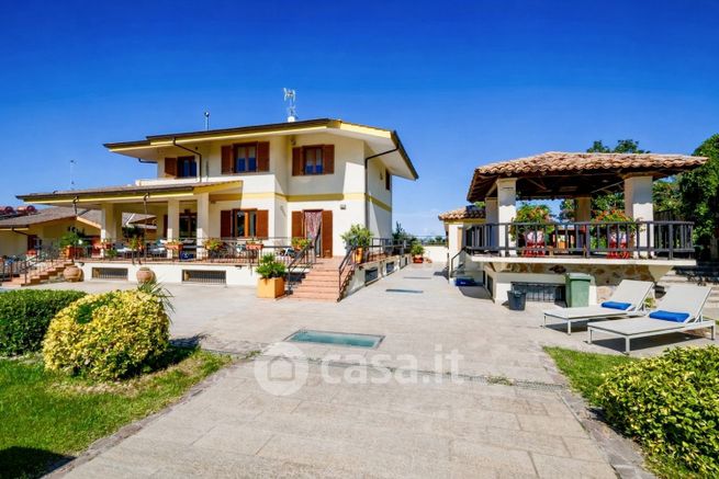 Casa bi/trifamiliare in residenziale in Vicolo di Prataporci 11