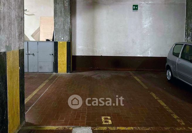 Box/posto auto in residenziale in Largo San Francesco da Paola 25 R