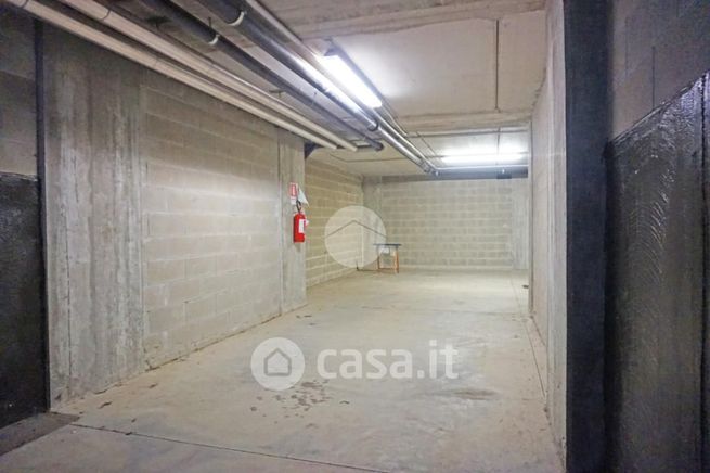 Garage/posto auto in residenziale in Via May 12