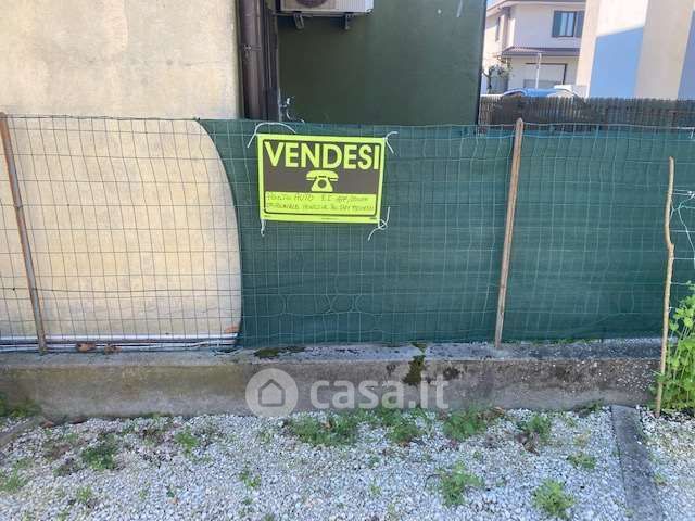 Box/posto auto in residenziale in Via Altinia 111