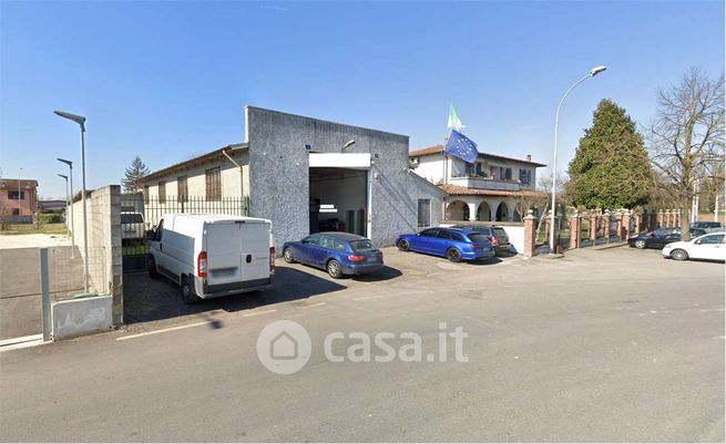 Capannone in commerciale in Via Giuseppe di Vittorio 9