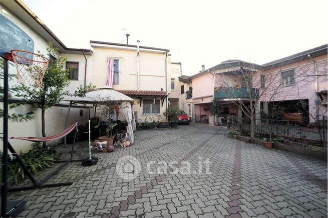 Casa bi/trifamiliare in residenziale in 