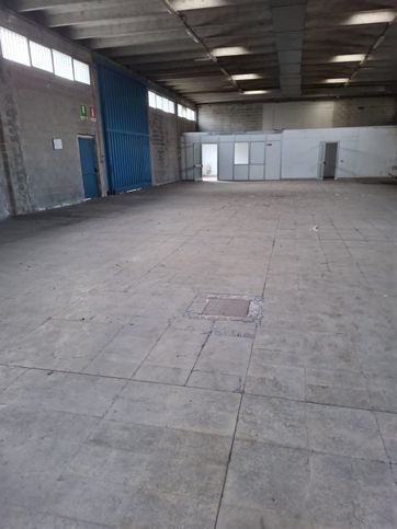 Capannone in commerciale in 