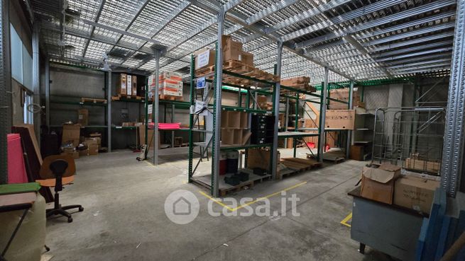 Capannone in commerciale in Via Ernesto Rizzi 13 S
