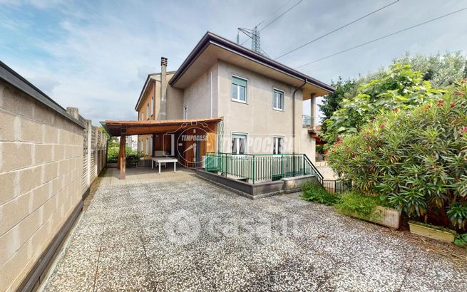Casa bi/trifamiliare in residenziale in Via Confalonieri