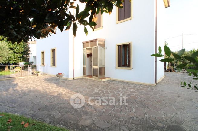 Casa bi/trifamiliare in residenziale in Via Atheste